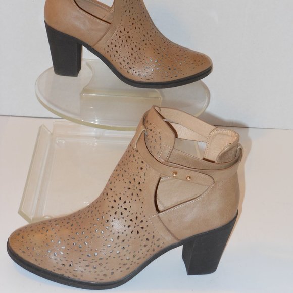 Forever 21 Shoes - FOREVER 21 ANKLE BOOTS SIZE 10 MEDIUM